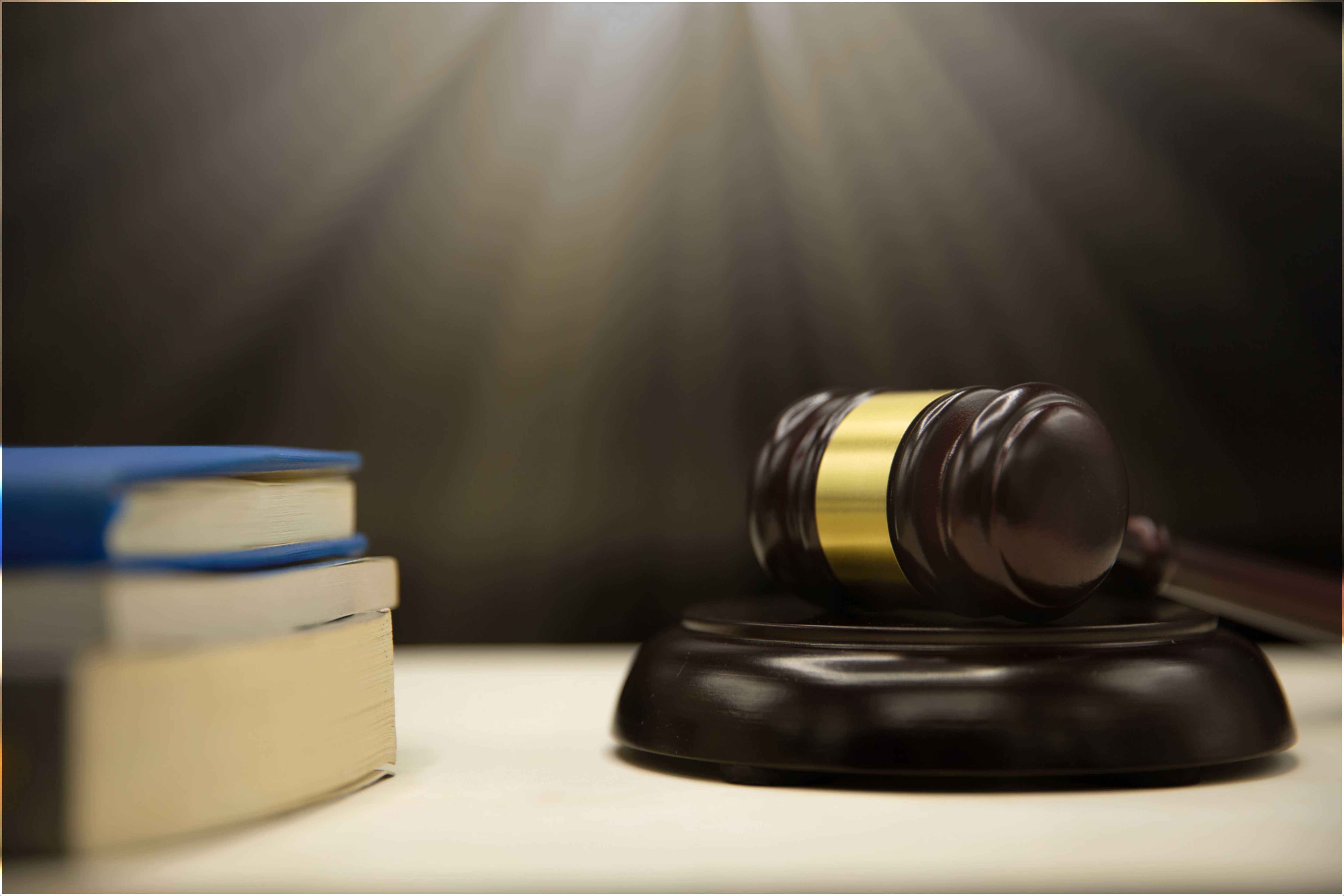 Balance de la justice illumin&eacute;e, symbole d'espoir pour les nations